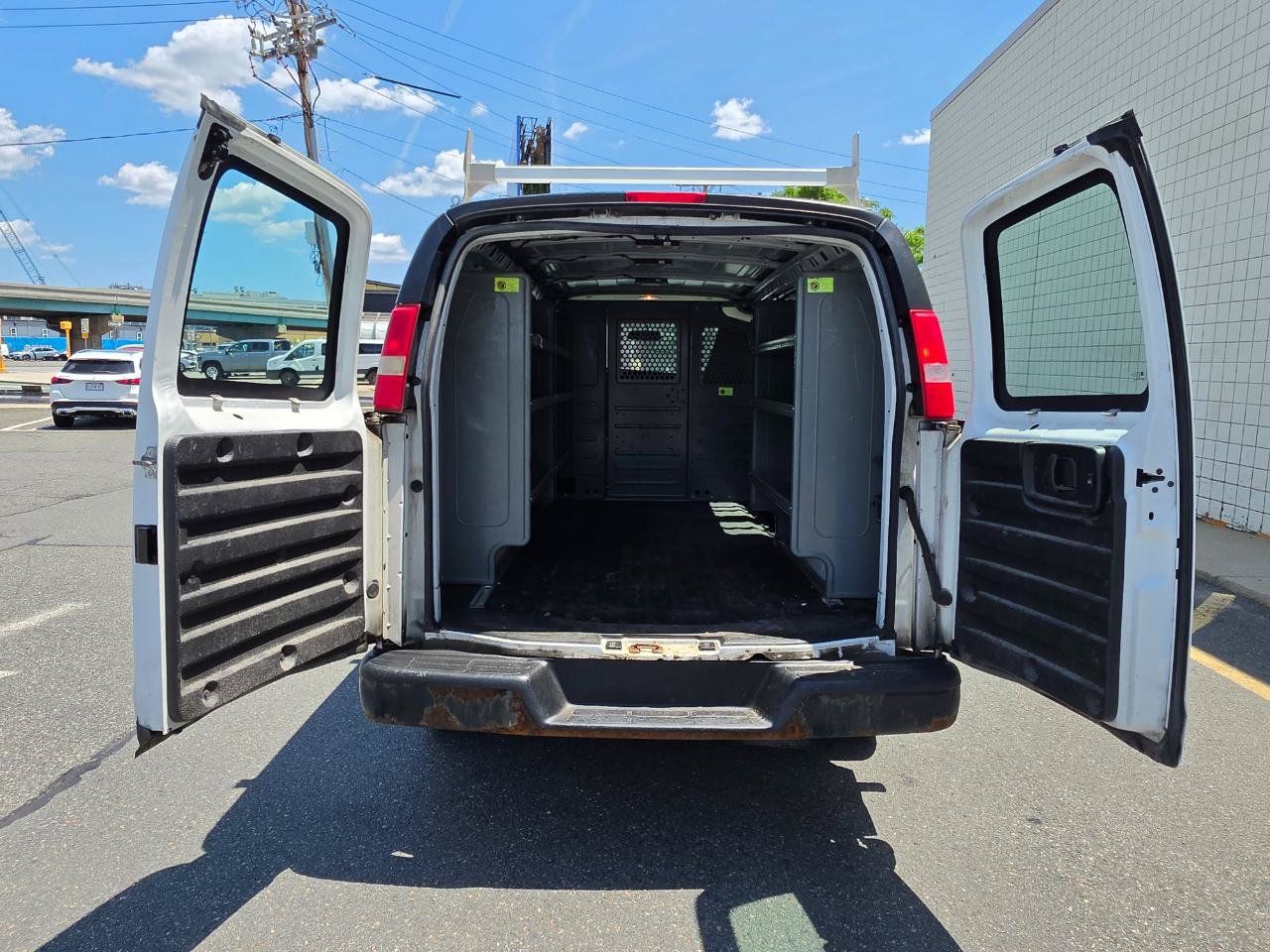 Used 2017 Chevrolet Express 2500 RWD image 9