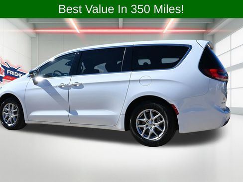 Used 2024 Chrysler Pacifica Touring-L image 2