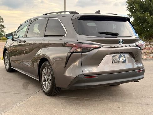 Used 2023 Toyota Sienna XLE w/ XLE Plus Package AWD/4WD image 5