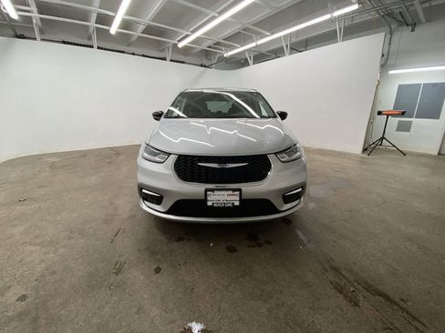 Used 2024 Chrysler Pacifica Touring-L image 9