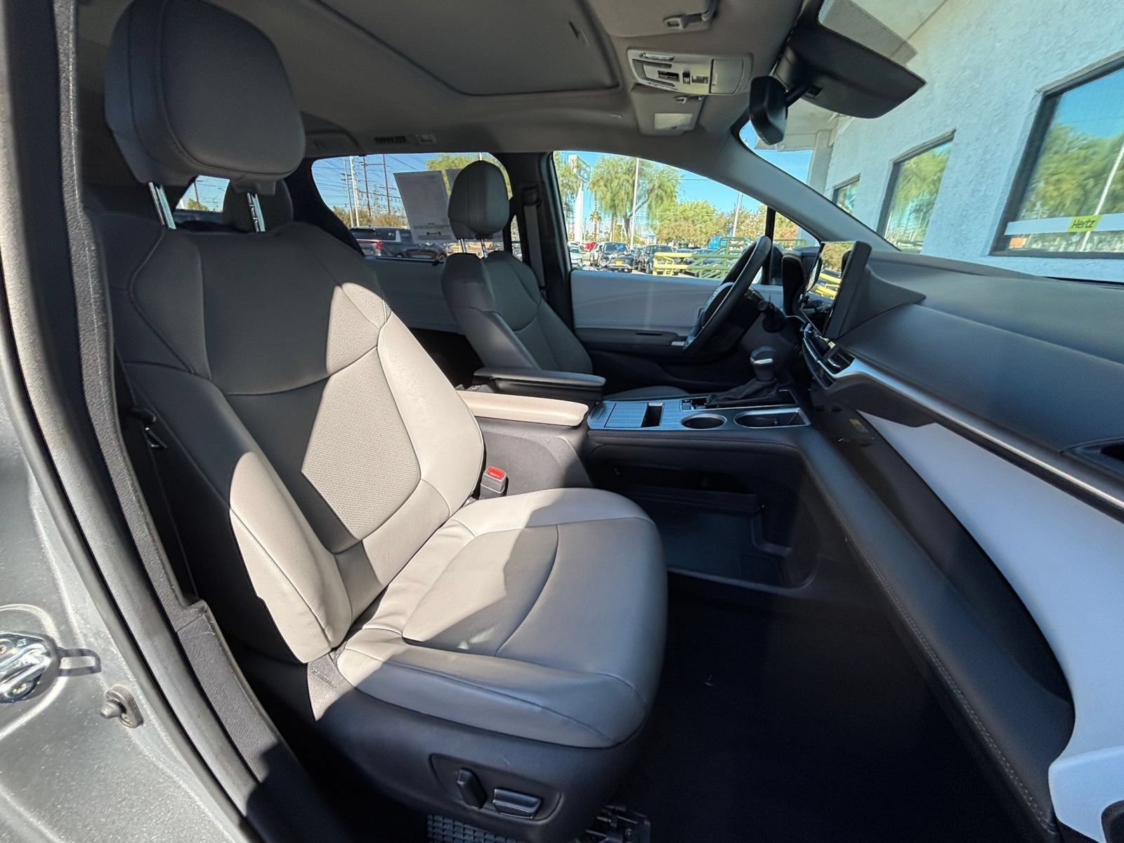 Used 2025 Toyota Sienna XLE FWD image 38
