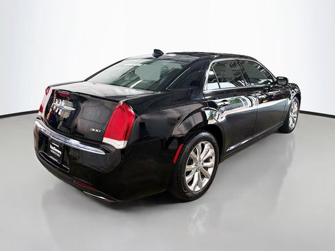 Used 2018 Chrysler 300 Limited AWD/4WD image 9
