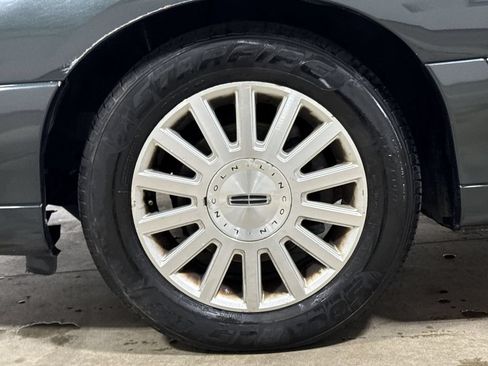 Used 2003 Lincoln Town Car Signature RWD image 25