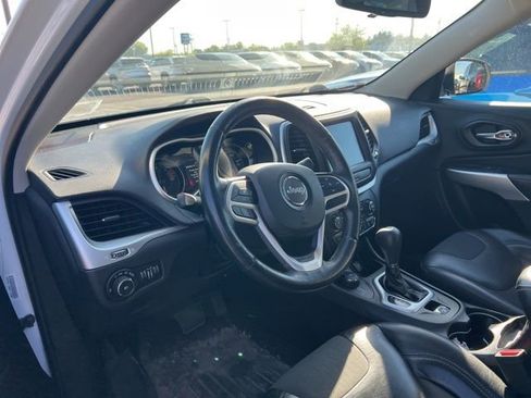 Used 2018 Jeep Cherokee Latitude Plus w/ Cold Weather Group AWD/4WD image 2