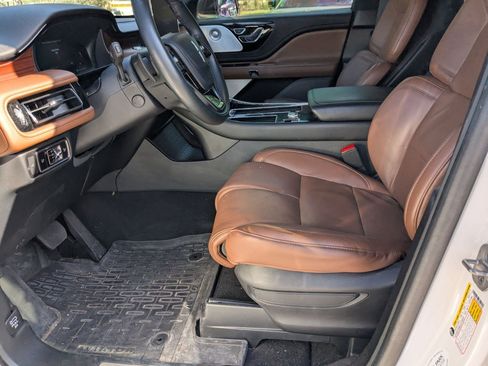 Used 2023 Lincoln Aviator Reserve w/ Equipment Group 201A image 9