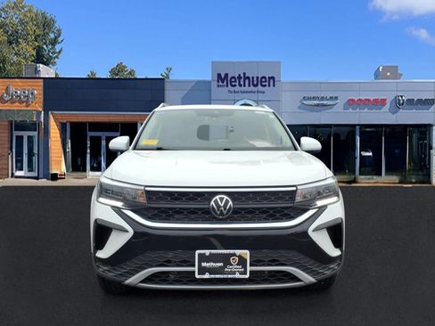 Used 2023 Volkswagen Taos SE w/ Panoramic Sunroof Package AWD/4WD image 2
