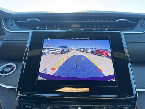 New 2025 Jeep Grand Cherokee L Laredo image 18