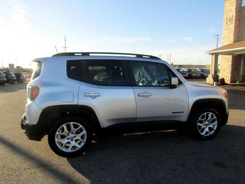 Used 2018 Jeep Renegade Latitude FWD image 5
