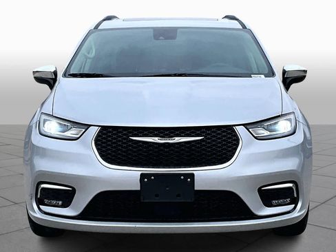 Used 2023 Chrysler Pacifica Limited image 4