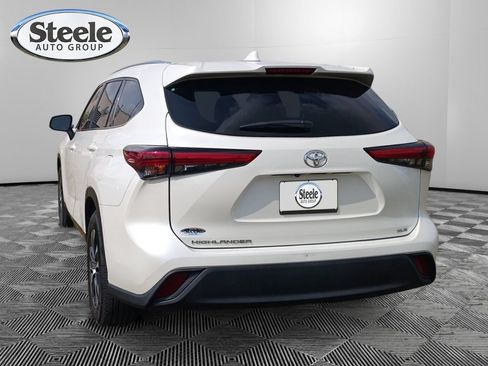 Used 2021 Toyota Highlander XLE FWD image 2