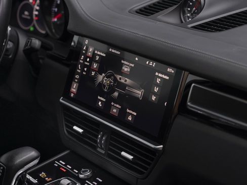 Used 2021 Porsche Cayenne GTS image 33