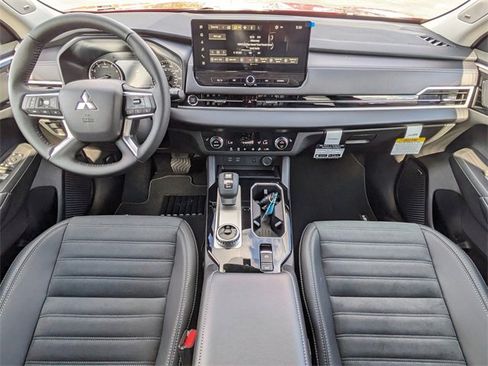 New 2025 Mitsubishi Outlander SE image 16