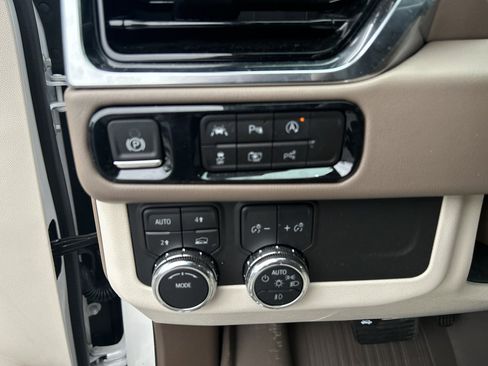 Used 2025 GMC Yukon Denali w/ Sun & Power Step Package image 14