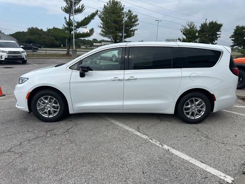 New 2026 Chrysler Pacifica Select image 19