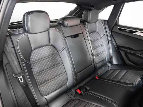 Certified 2025 Porsche Macan Turbo image 6