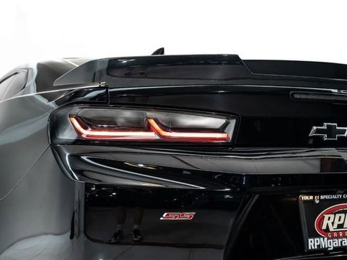 Used 2016 Chevrolet Camaro SS RWD image 12
