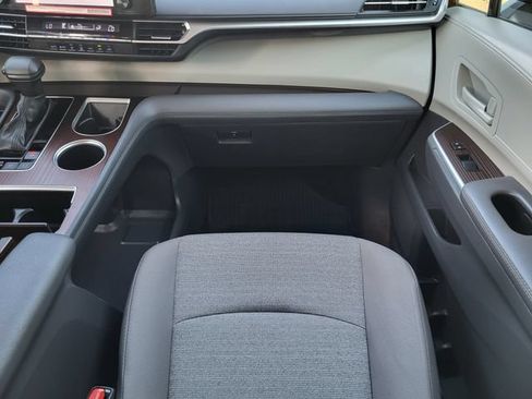 Used 2024 Toyota Sienna LE FWD image 28