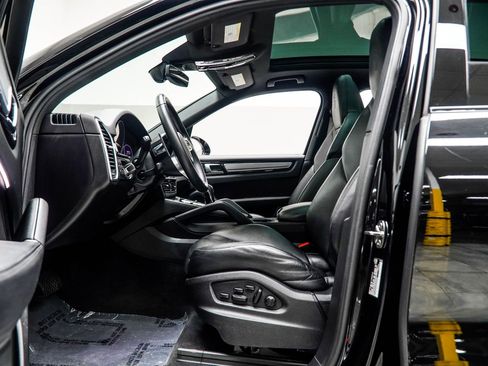 Used 2023 Porsche Cayenne Platinum Edition image 44