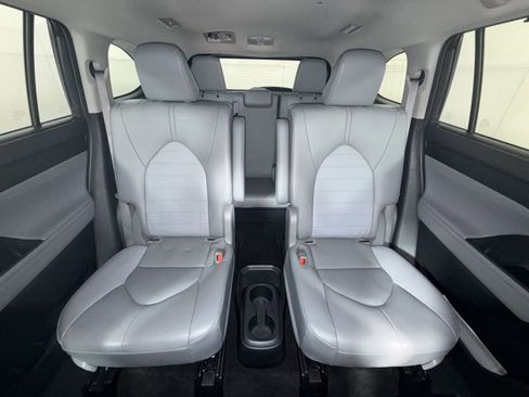 Used 2023 Toyota Highlander XLE AWD/4WD image 25