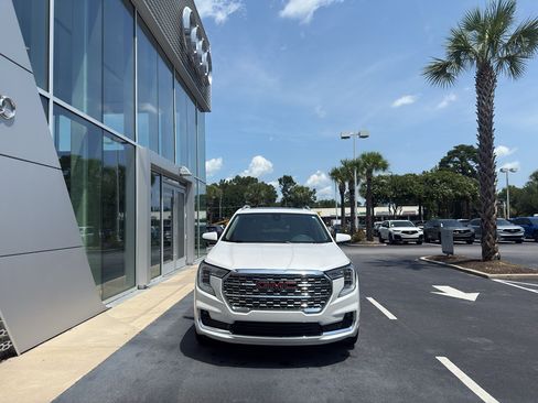 Used 2023 GMC Terrain Denali w/ Denali Premium Package AWD/4WD image 2