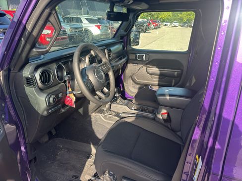 Used 2023 Jeep Wrangler Unlimited w/ Sun & Screen Package AWD/4WD image 10