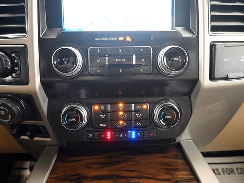 Used 2019 Ford F150 Lariat w/ Equipment Group 502A Luxury image 20