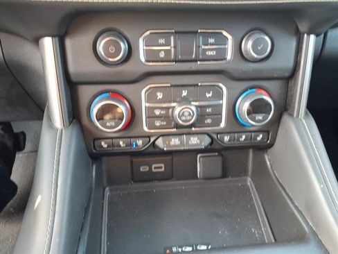 Used 2024 Chevrolet Suburban Premier image 12