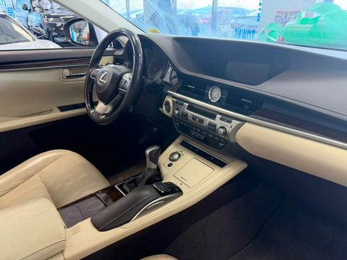 Used 2016 Lexus ES 350 w/ Luxury Package w/Wood Trim image 26