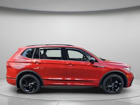 Certified 2024 Volkswagen Tiguan SE R-Line FWD image 6