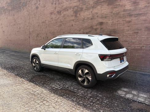 Used 2025 Volkswagen Taos SE AWD/4WD image 4
