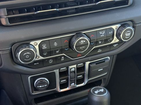 Used 2025 Jeep Wrangler Sahara image 22