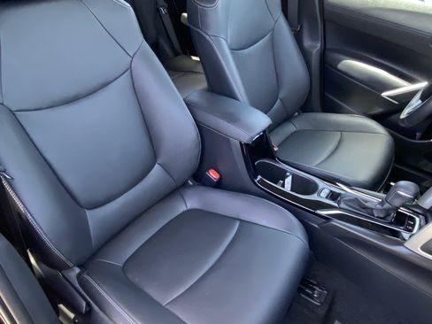 Certified 2024 Toyota Corolla Cross XLE w/ Convenience Package FWD image 11