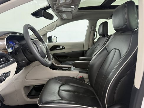 Used 2024 Chrysler Pacifica Limited FWD image 17