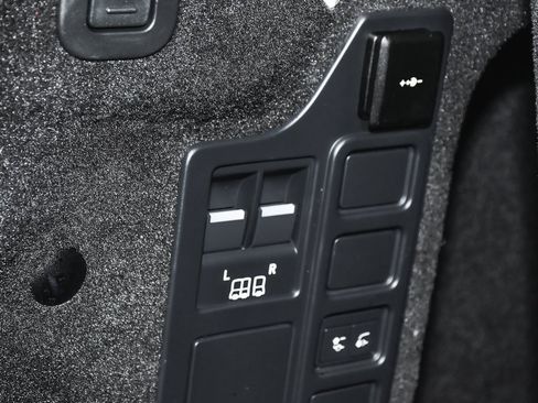 Used 2025 Land Rover Discovery S image 76