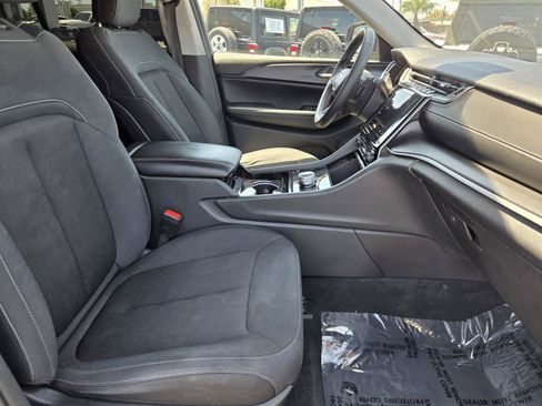 Used 2023 Jeep Grand Cherokee Laredo RWD image 31