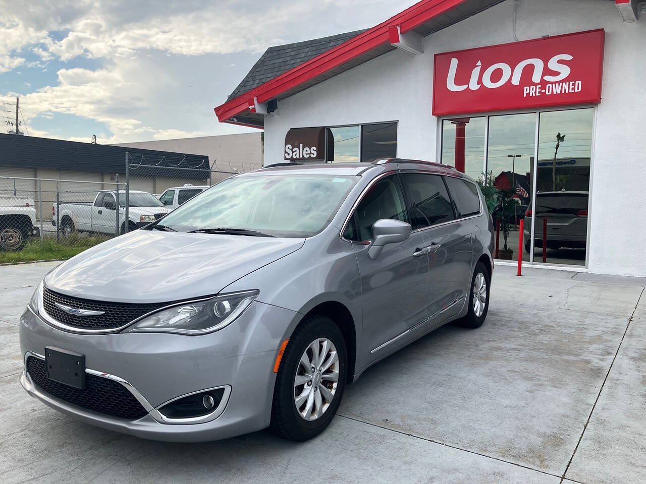 Used 2019 Chrysler Pacifica Touring-L FWD image 2
