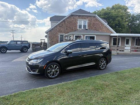 Used 2017 Chrysler Pacifica Limited FWD image 1