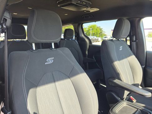 Used 2018 Chrysler Pacifica Touring Plus w/ S Appearance Package FWD image 28