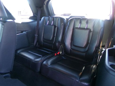 Used 2018 Ford Explorer XLT w/ Equipment Group 202A AWD/4WD image 38