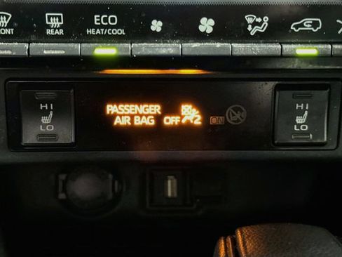 Used 2020 Toyota RAV4 XLE w/ Convenience Package AWD/4WD image 19