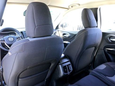 Used 2015 Jeep Cherokee Sport image 23