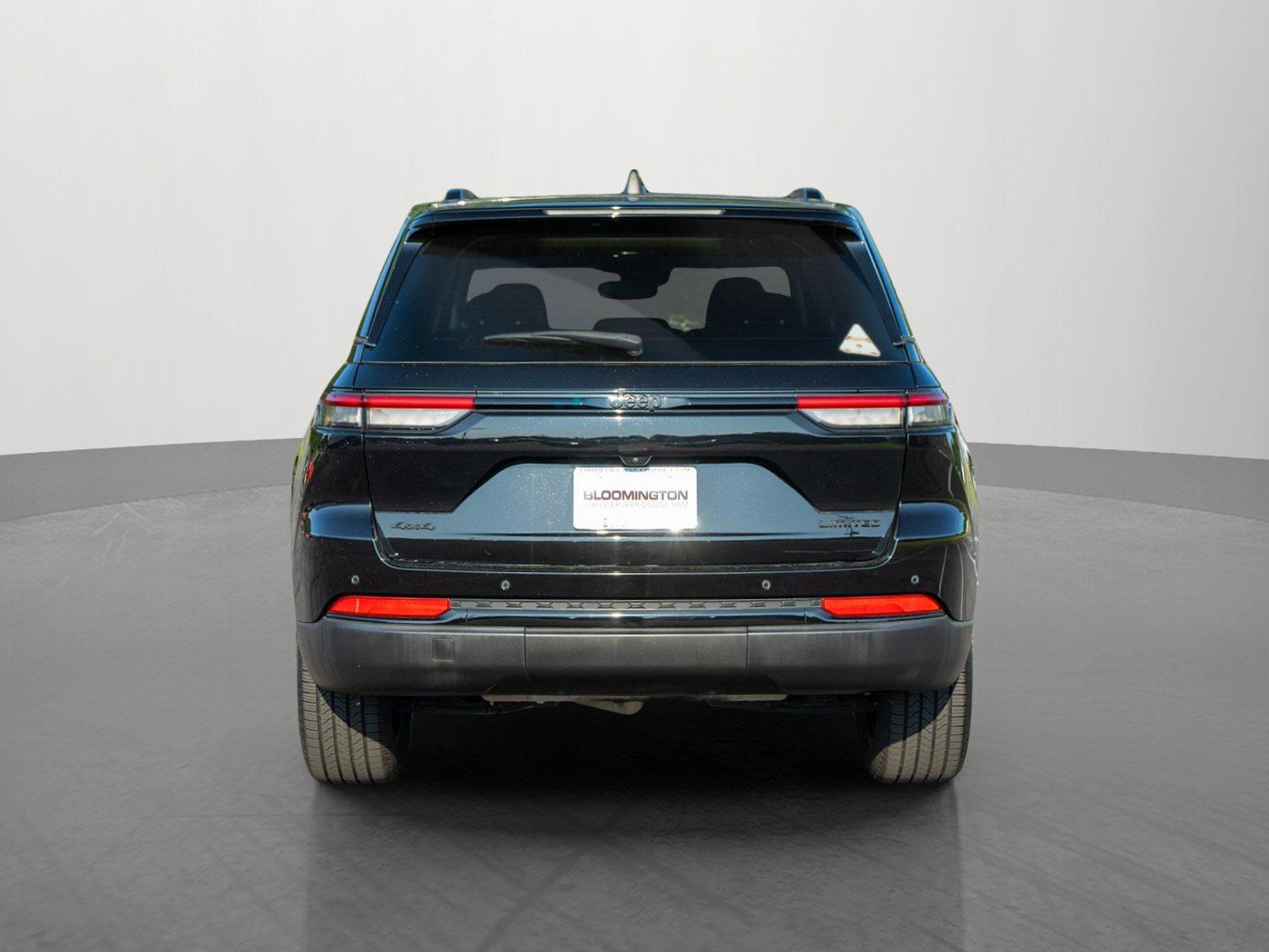 Used 2023 Jeep Grand Cherokee Limited w/ Black Appearance Package AWD/4WD image 6