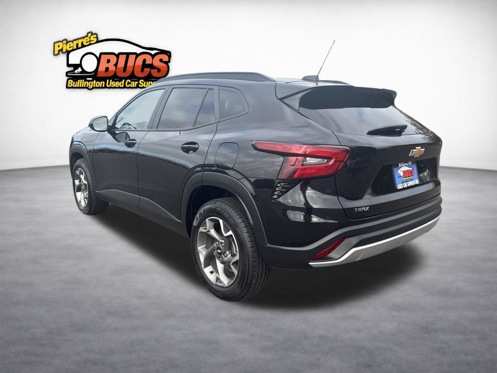 Used 2025 Chevrolet Trax LT FWD image 3