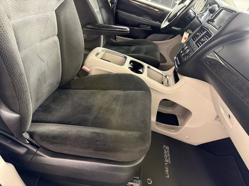 Used 2016 Dodge Grand Caravan SXT w/ UConnect Hands-Free Group FWD image 21