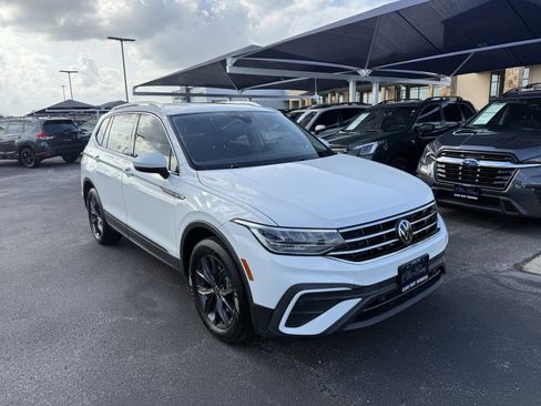 Used 2022 Volkswagen Tiguan SE image 2