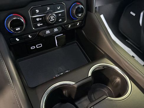 Used 2024 Chevrolet Suburban Z71 w/ Luxury Package image 33