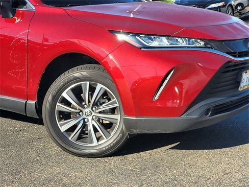 Used 2022 Toyota Venza LE image 9