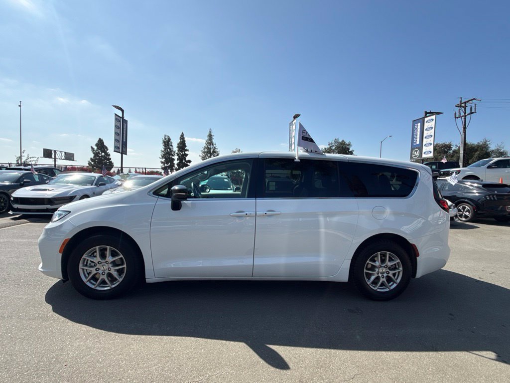Used 2024 Chrysler Pacifica Touring-L FWD image 7