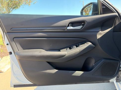 Used 2025 Nissan Altima 2.5 SV FWD image 42