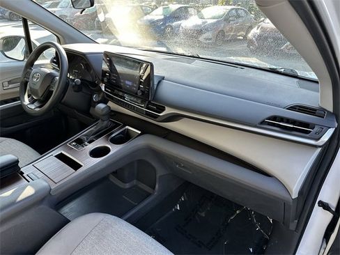 Used 2024 Toyota Sienna LE image 16